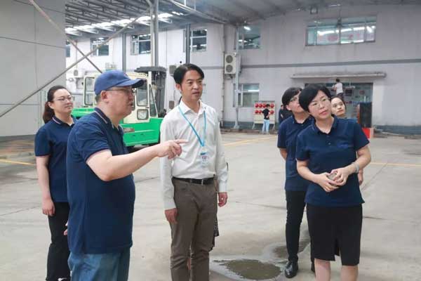 熱烈歡迎中國服裝協會專職副會長楊金純一行蒞臨天津寶盈參觀指導!